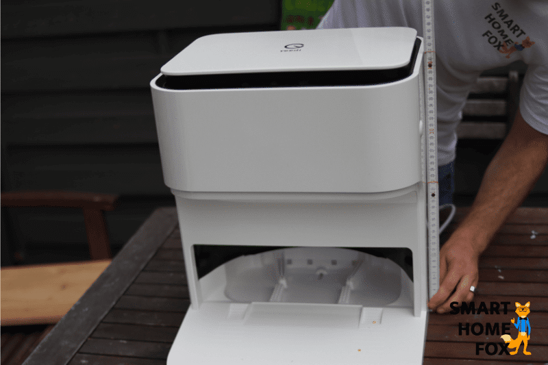 Die Yeedi Mop Station wird mit einem Lineal ausgemessen